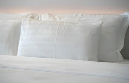 Bantal Hotel Yuureco Solusi Hemat Bisnis Hotel Anda