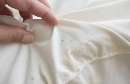 Cara Menghilangkan bintik hitam di sarung bantal