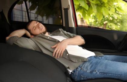 Cara Aman Tidur di Mobil Saat Perjalanan Jauh